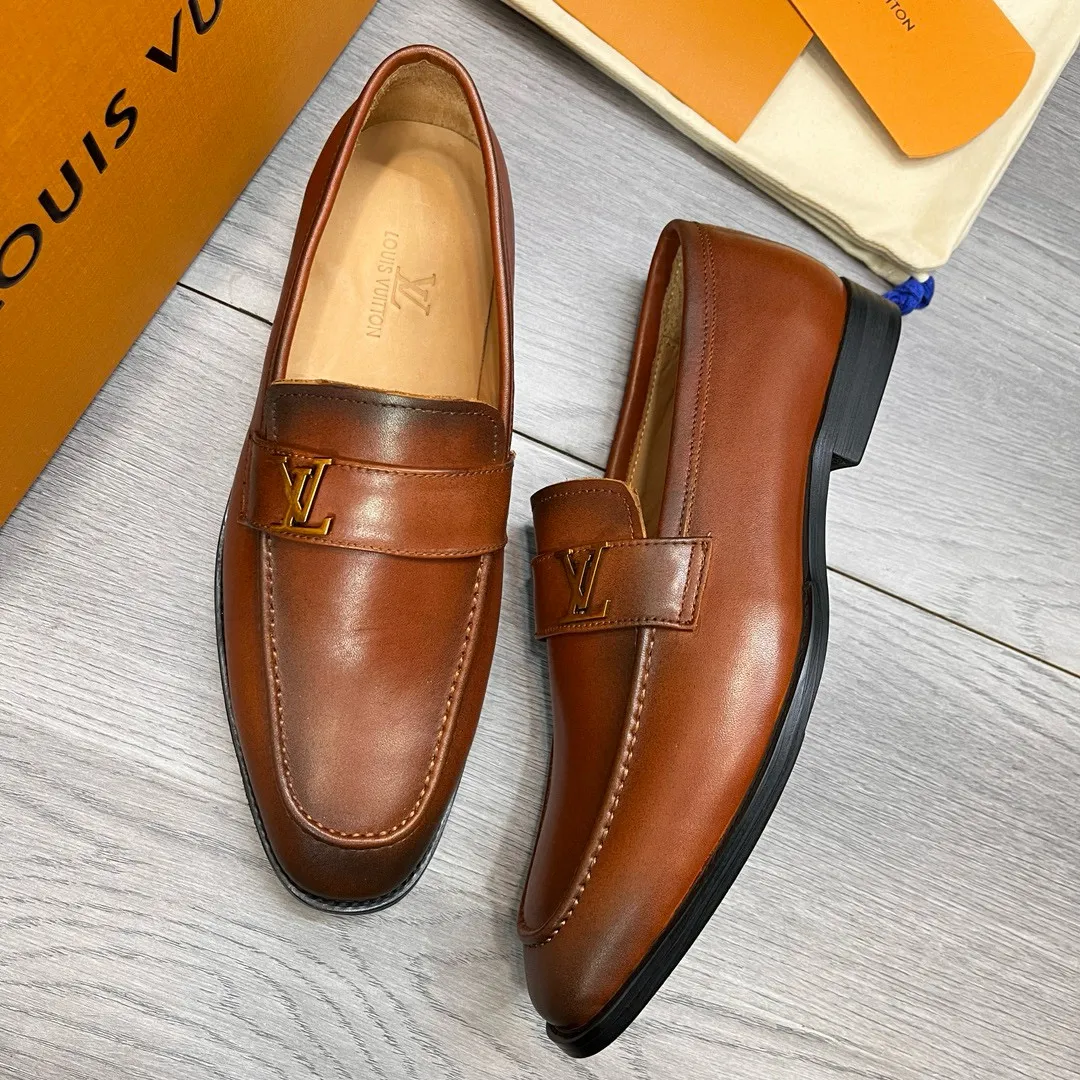 Factory price: 520💰-(LV) men’s formal leather shoes! Genuine molded horsebit, a classic must-have for your shoe cabinet! The feet are particularly delicate! This Gucci original version is a set last, and we are consistent with the counter! Therefore, it is more comfortable in terms of last shape and comfort! Take it to the counter and compare at will! Good shoes are more than just what they make! But grasp the essence from the inside out! Material: Imported first-layer cowhide! Genuine leather outsole imported from Italy, size: 39-44 (38/45 customized, non-refundable)